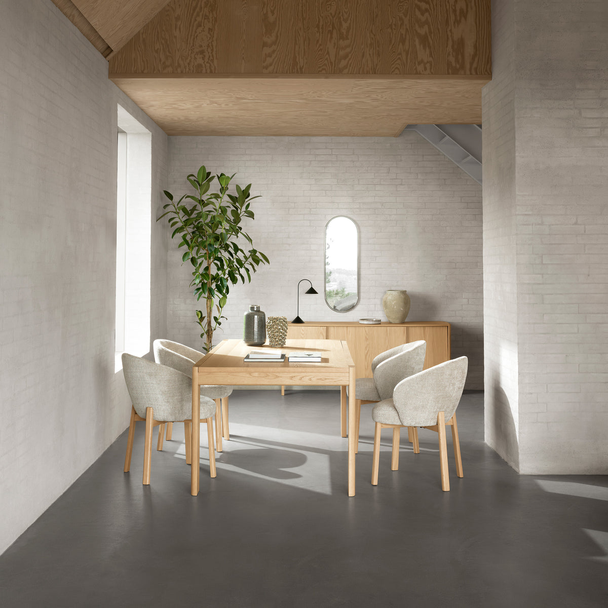 Sæt med to stole med armlæn til spisestuen i moderne stil – model Melor – i indretningen