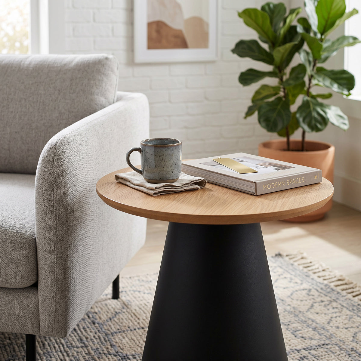 Det runde Talin-sofabord til stuen med en diameter på 45 cm i soft loft-stil – i indretningen