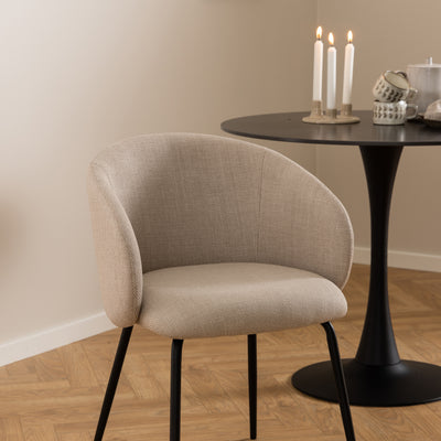 Sæt med to spisestuestole i moderne stil – model Delmo – i indretningen