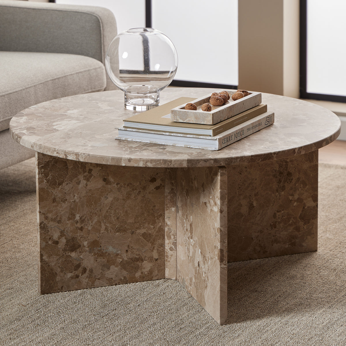 Det runde Plaris-sofabord med en diameter på 90 cm i elegant stil – i indretningen