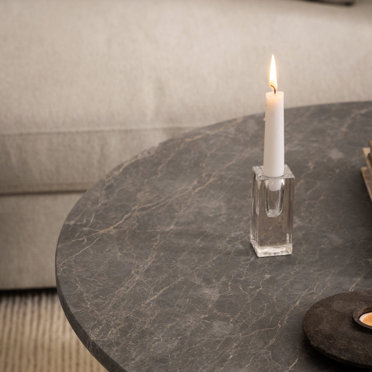 Det runde Plaris-sofabord med en diameter på 90 cm i elegant stil – i indretningen