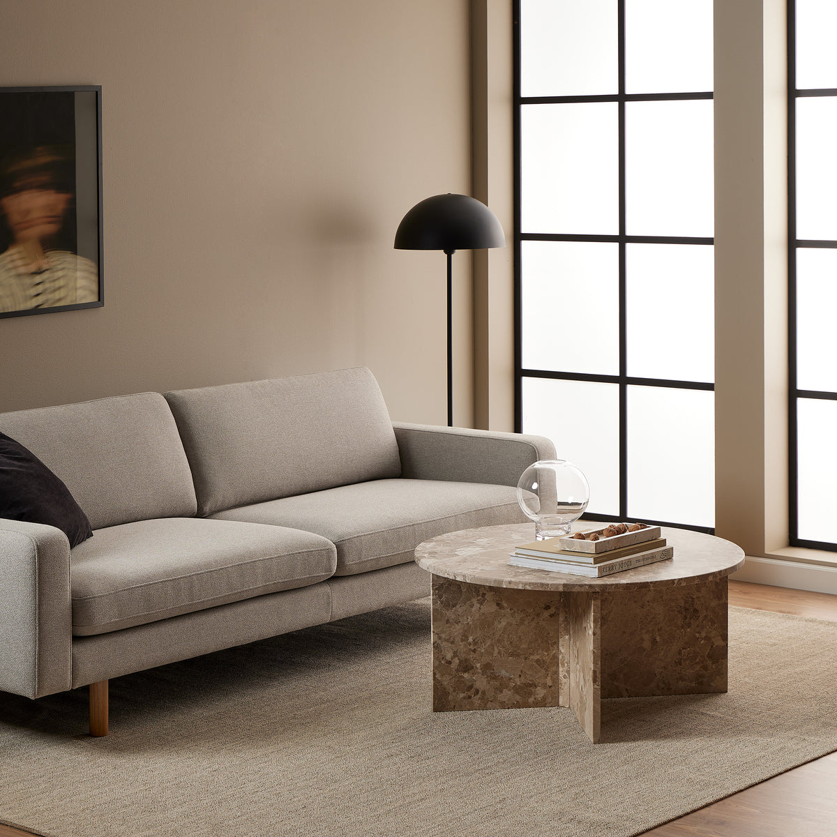 Det runde Plaris-sofabord med en diameter på 90 cm i elegant stil – i indretningen