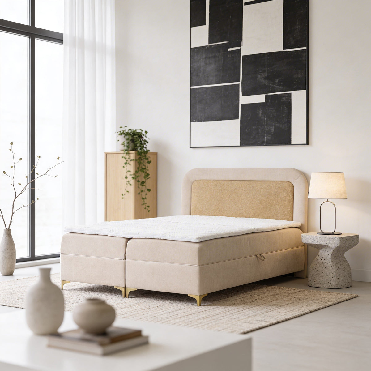 Mariel-kontinentalseng i størrelserne 140x200, 160x200 og 180x200 med madras og topmadras i elegant stil – i indretningen