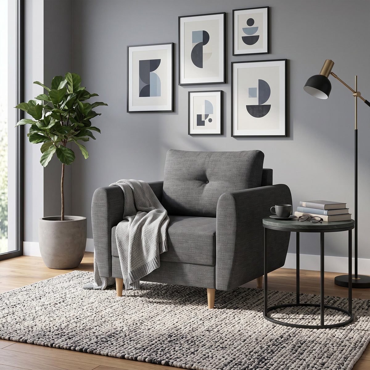 Lænestol Harmi 90 cm i en stue med billedvæg, plante og sidebord med bøger – læsestol