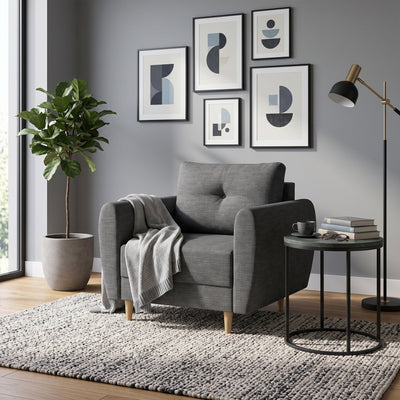 Lænestol Harmi 90 cm i en stue med billedvæg, plante og sidebord med bøger – læsestol
