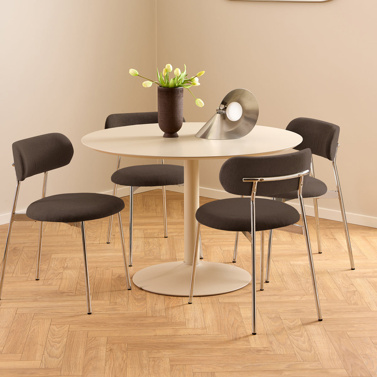 Dotto-stole 47x79, brune, omkring et rundt, beige bord med fiskebensmønster – et sæt spisestuestole