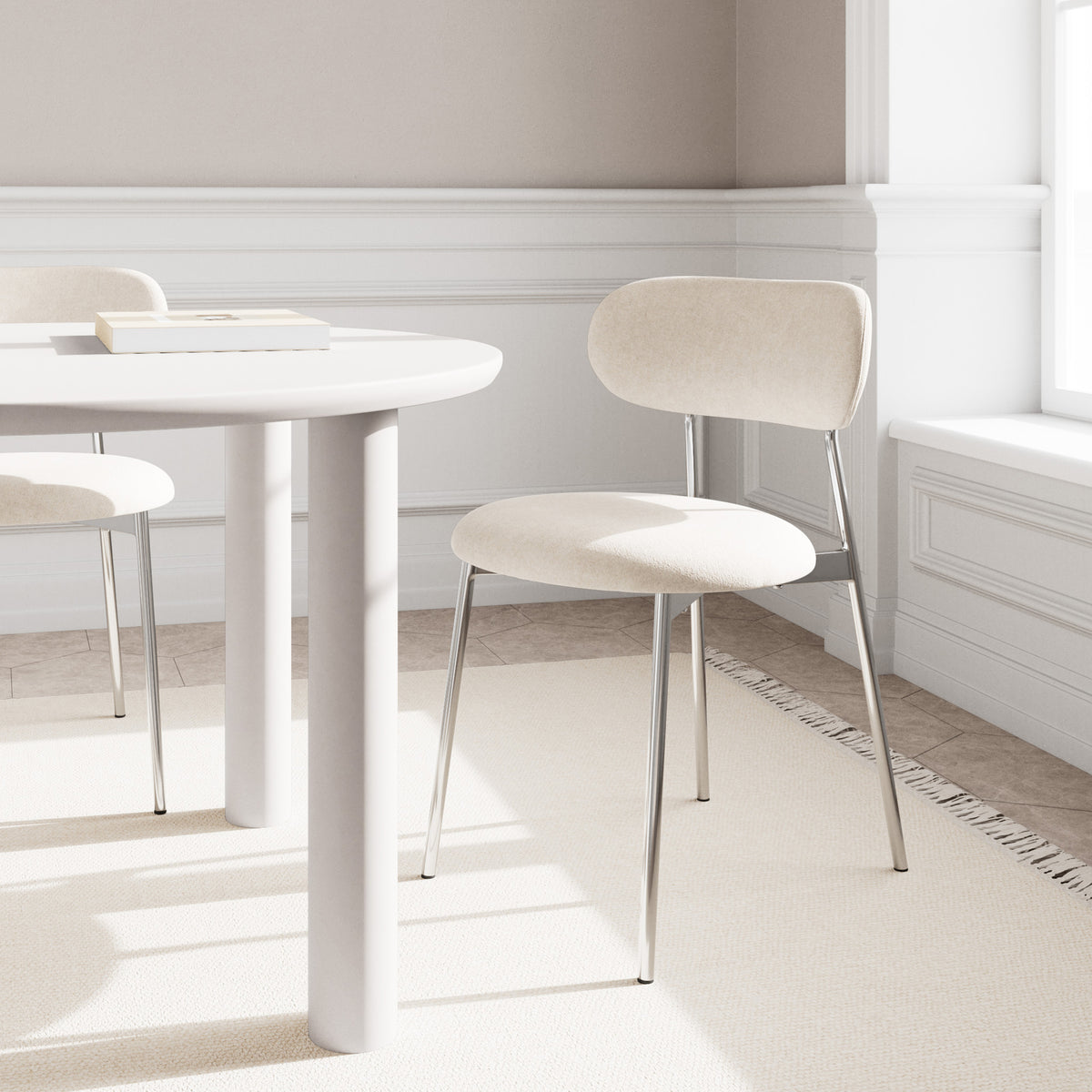 Dotto-stole 47x79 i farven Sand ved et hvidt, rundt bord i en lys spisestue med vindue – stole i retrostil