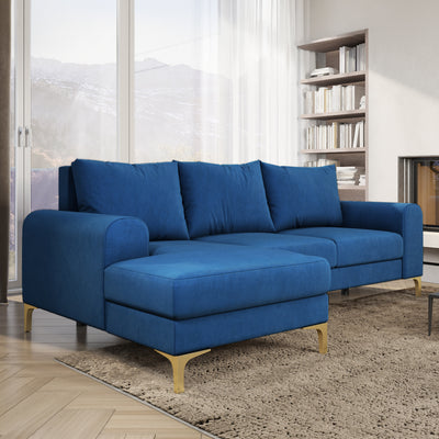 Hjørnesofa Arpelo 245x145 Natsafir (MANILA 26) i en lys stue med reol og tæppe – hjørnesofa i velour