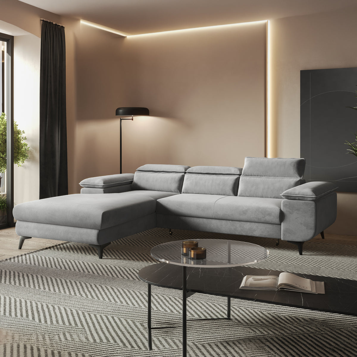Bessi-hjørnesofa 276x205, farven Popielata Mgła (MONOLITH 84) i en hyggeligt oplyst stue ved et glasbord – hjørnesofa til stuen