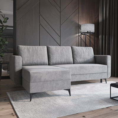 Forra-hjørnesofa, stålgrå (MANILA 16), i en moderne stue med tæppe og lampe, chaiselong til venstre