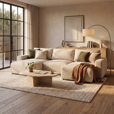 U-sofa Iskeli Cremet Taupe (ARAGON 03) i en lys stue med stenbord, lampe og plaid – sofa til stuen