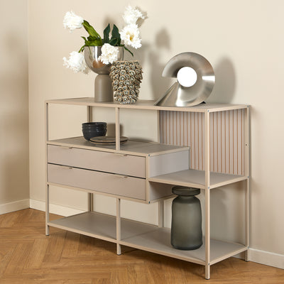 Lavt reol Skeleto 114x78, grå melamin med hvide blomster i en vase og en sølvfarvet lampe på hylden