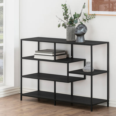 Skeleto-reol 114x78 i sort melamin ved vinduet med kviste i en vase, en skulptur og bøger – sort reol til stuen