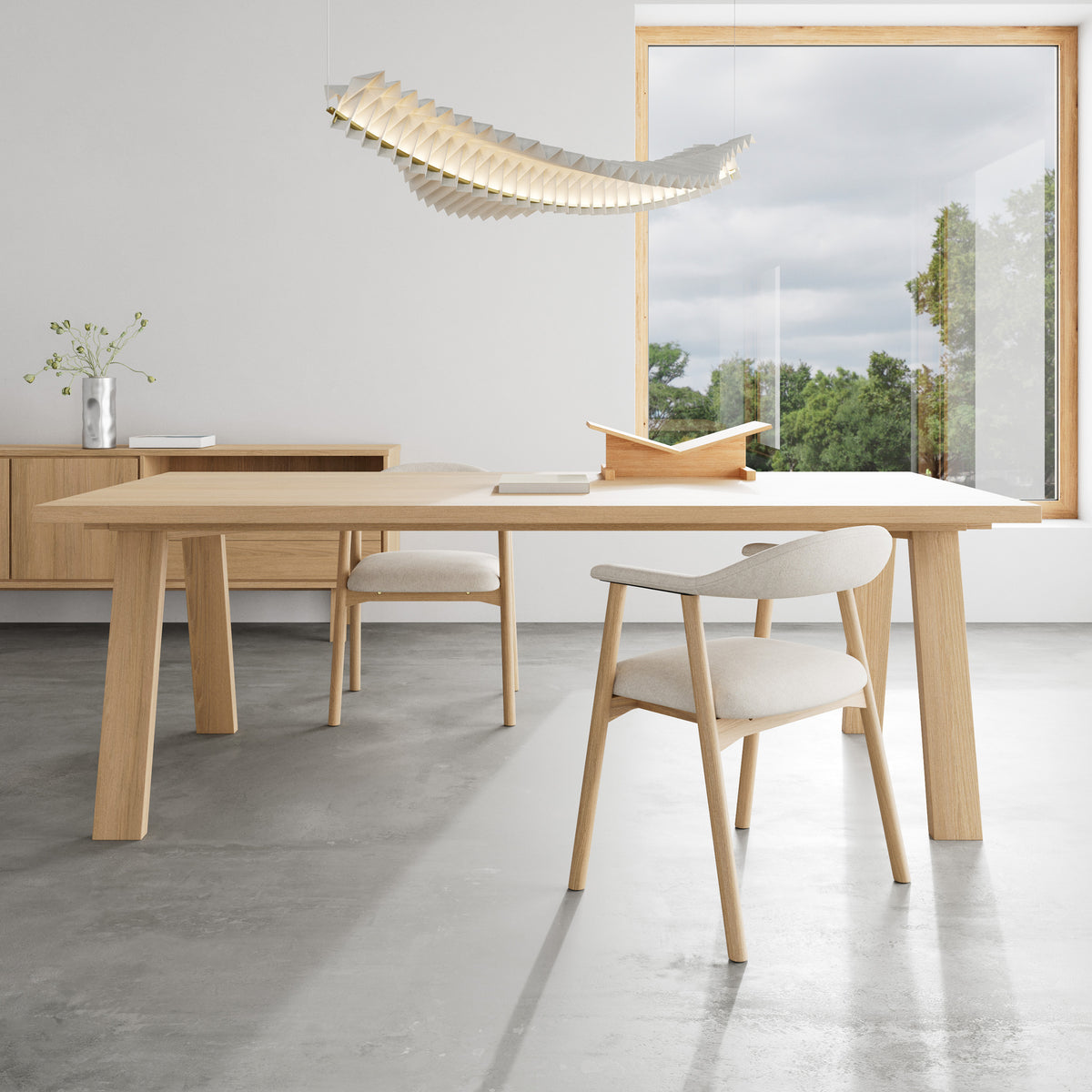 Lurisse-bordet 220x100 i en lys spisestue med et stort vindue, polstrede stole og en pendel – et spisebord
