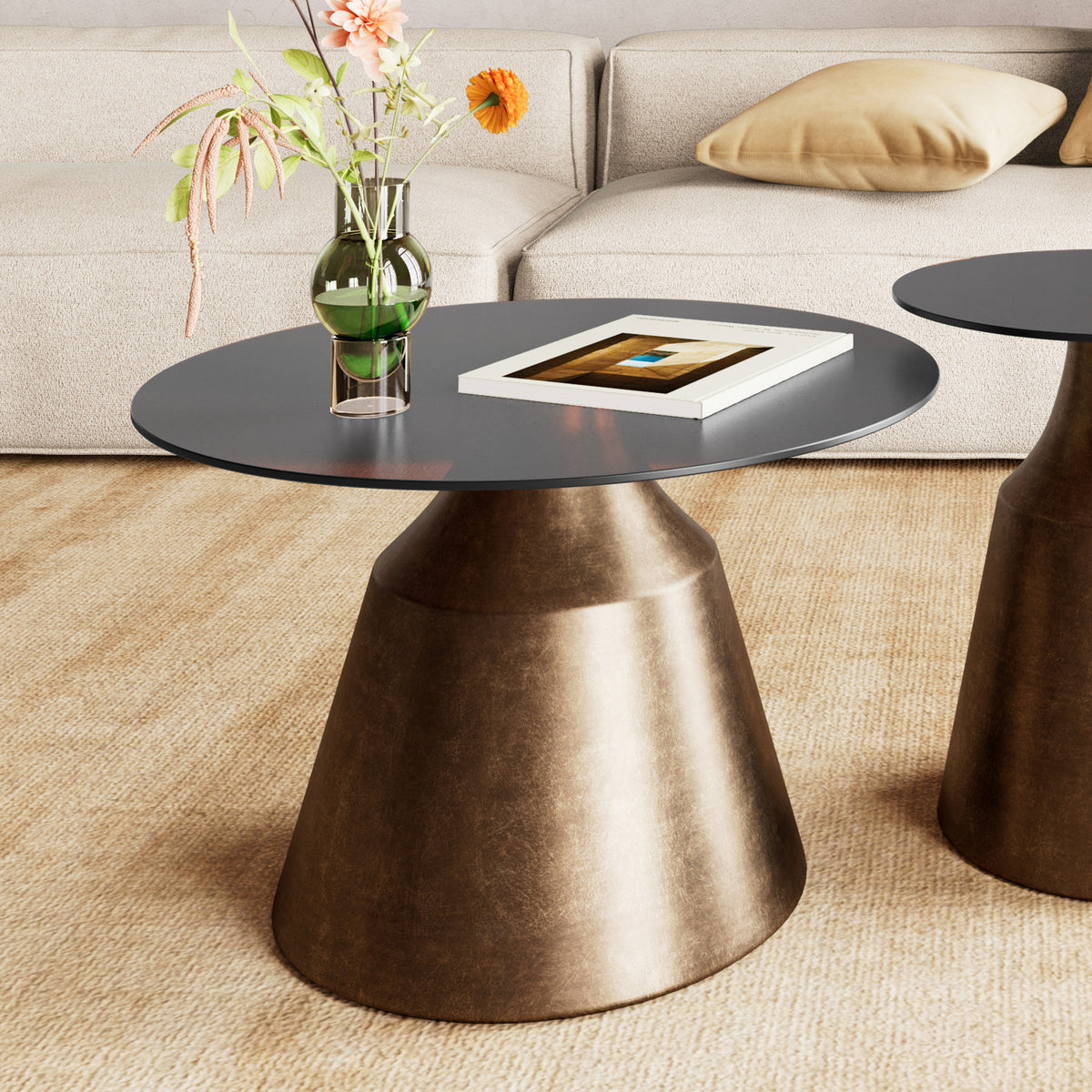 Fumor GOLD sofabord 70x42 foran en lys sofa, med en vase og en bog – et sofabord i glas til stuen