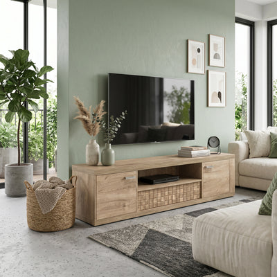 Korin TV-bord 196x51 i stuen med en grøn væg og store vinduer – et langt TV-bord til stuen