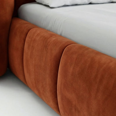 Ventara-polstret seng med quiltet overflade og opbevaringsrum i soft modern-stil – nærbillede af detaljer og tekstur